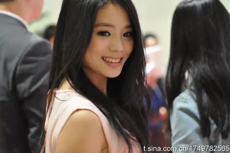 黄英照片(人靠左)