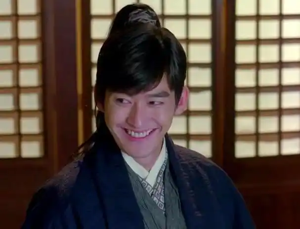 张翰似乎对自己的外貌有些不实的认知,常执着于扮演那些霸道总裁,狂放