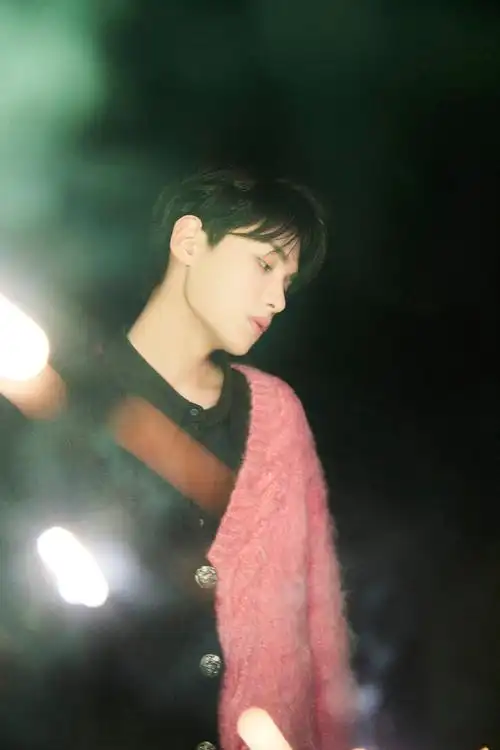 黄明昊夜幕烟花氛围感大片