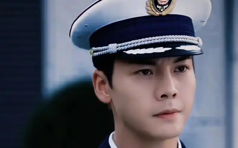 陈伟霆制服造型天花板,佛爷消防员探员角色都超帅!