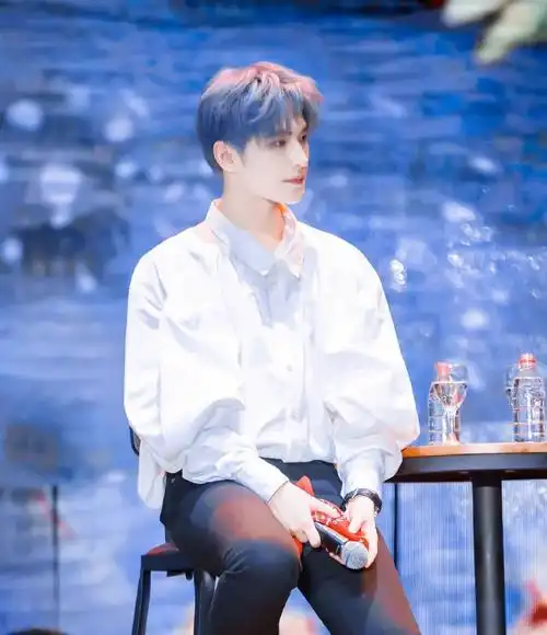 男明星蓝发造型,看到杨洋一眼万年