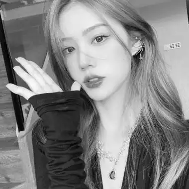 黑白高冷成熟御姐头像图片