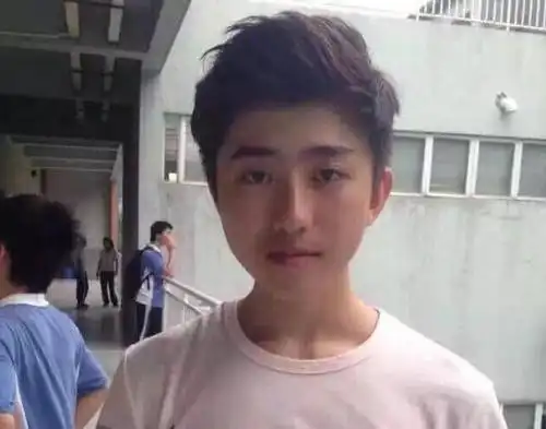 原创男明星素颜引争议,蔡徐坤素颜排第一,其他小鲜肉没有比他帅的!