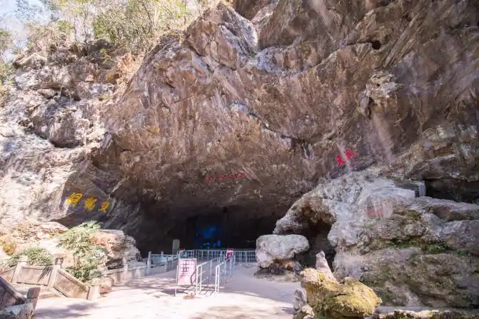 金华双龙洞距金华市区约15公里,坐落在海拔1000多米的北山南坡,除底层