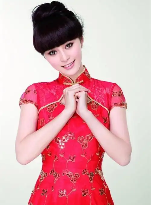 范冰冰穿衣风格多变,但对旗袍尤其青睐,凸显东方女人韵味