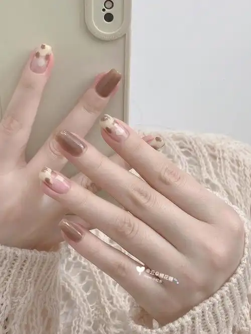 奶牛纹美甲超显白的奶咖色简单又可爱
