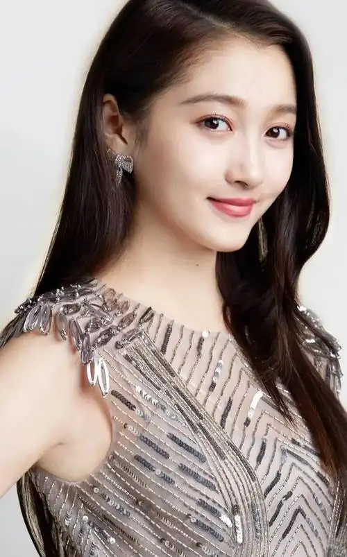 90后小花旦关晓彤写真:清新甜美,时尚优雅!