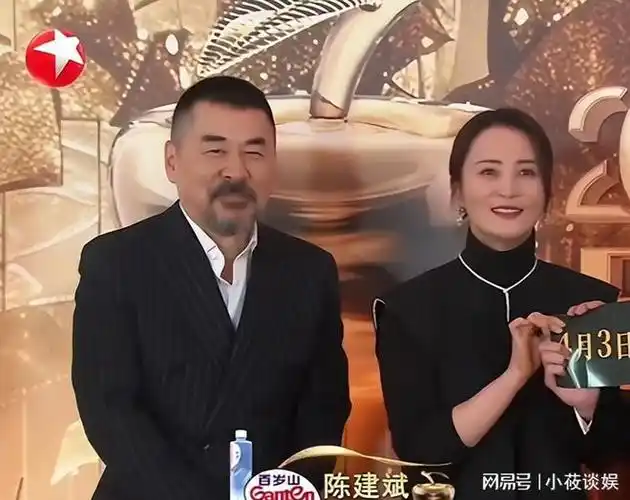 东方卫视这一夜陈建斌夫妇反差大一个胡子花白一个妆容精致