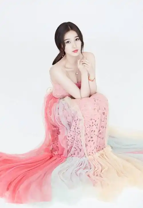 虞书欣写真露出傲人的事业线,小秀性感魅力,美得让人窒息 – 爱读书