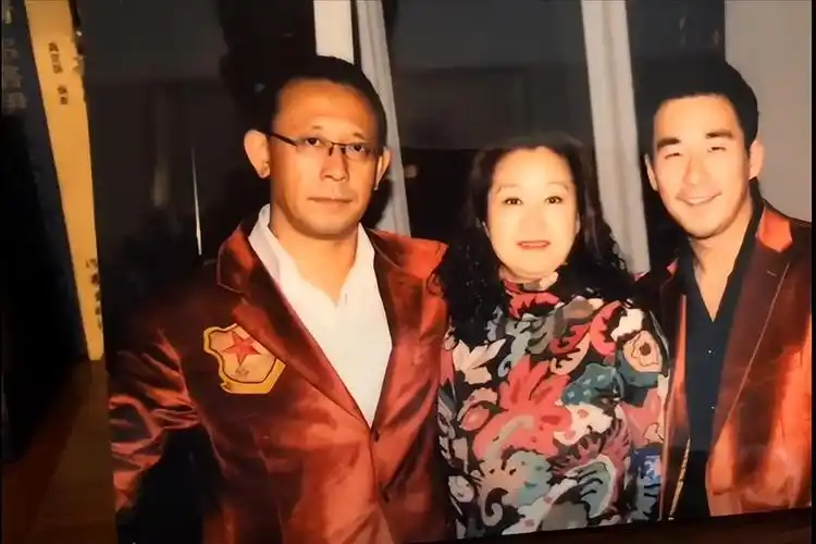 回顾张国立罗秀春离婚35年他再婚有烦恼她至今单身牵挂儿子