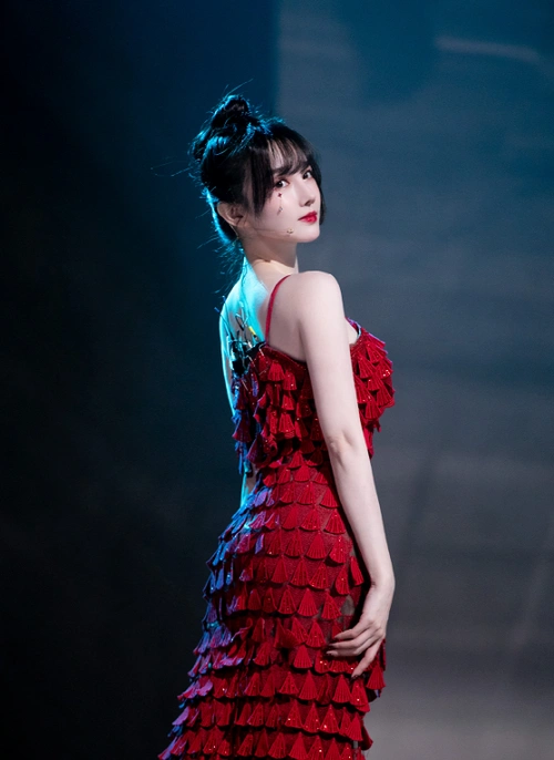 陈小纭的身材你服不服?黑发红唇搭吊带裙,冷艳中还带点小性感