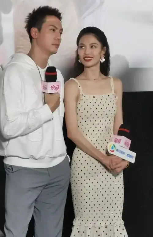 陈伟霆钟楚曦演情侣打闹,却忘记穿的是开叉睡袍,腿架起瞬间懵了