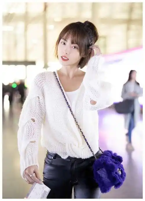 张嘉倪越来越网红了,拍照姿势变刻意,裤子是真显瘦_喇叭裤_高跟鞋