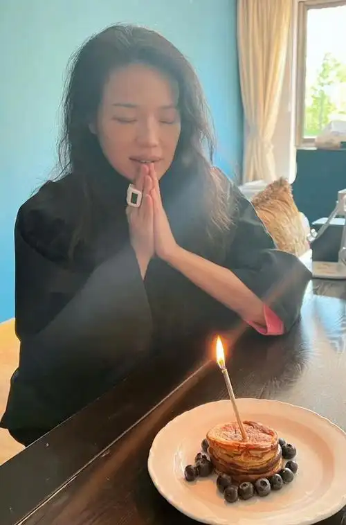 舒淇生日,林熙蕾为舒淇庆生,并在微博发文"我最愛的老公,生日快乐 和