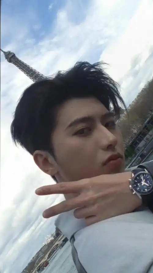 蔡徐坤巴黎自拍视角视频##蔡徐坤巴黎自拍视角vlog