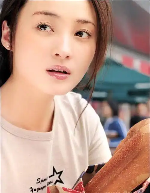 看了蒋勤勤年轻时的照片,才明白为啥赵文卓,富商,导演等那么多人拜倒