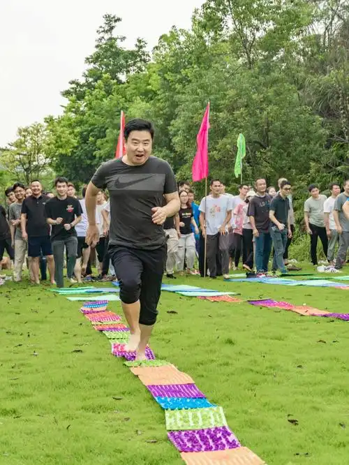 项目:指压板接力赛,动力圈,毕业墙,扎筏泅渡,篝火晚会#惠州团建