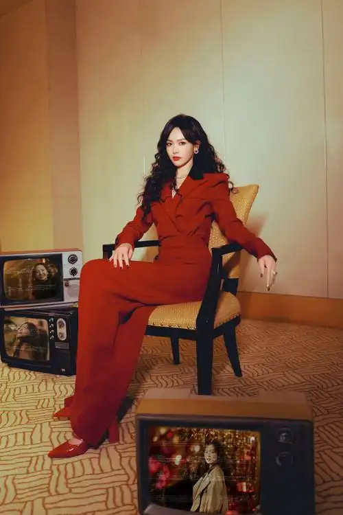 唐嫣身穿盖娅传说定制红色礼服亮相今晚央视#春晚#,红色开叉裙装搭配