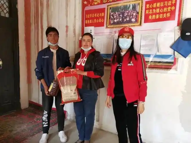 在叶城县棋盘乡9村,驻村工作队和村"两委"班子组织开展了"民族团结一