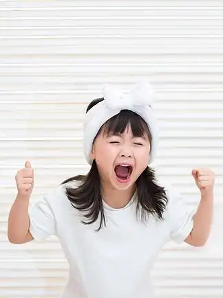 可爱的小女孩做鬼脸