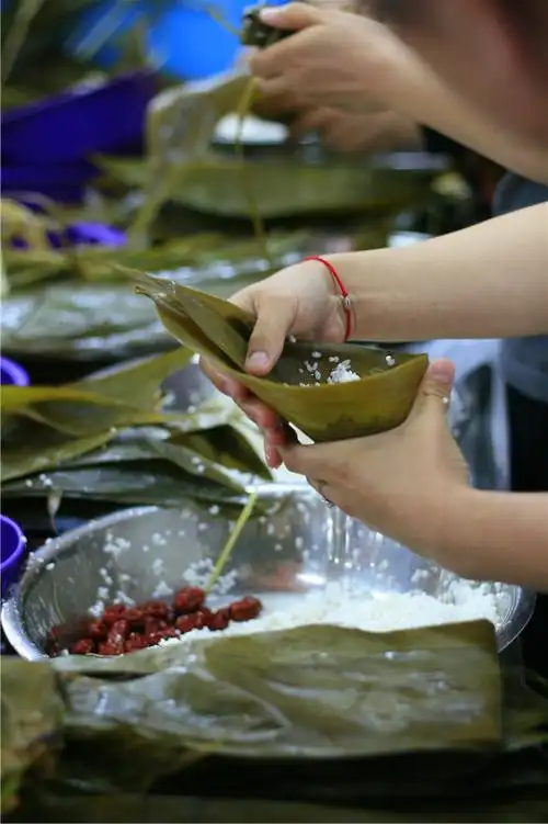 卜蜂莲花商场里的包粽子赛