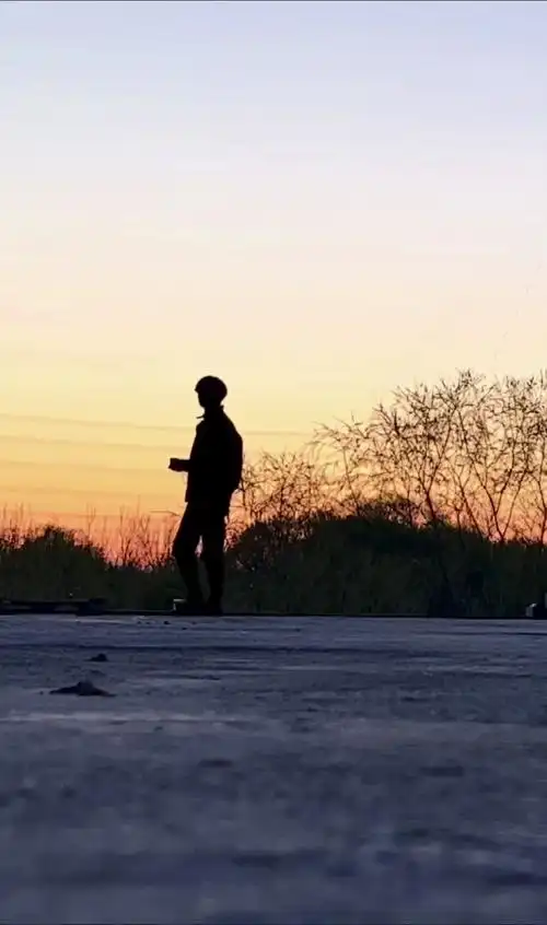 易烊千玺发博#夕阳和我们大佬的背影,这就是四字大佬给我们的520鞠膊