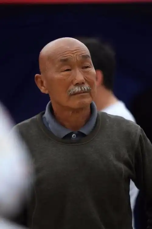 一老汉酷似常凯申 光头胡子惟妙惟肖引发"追星热"