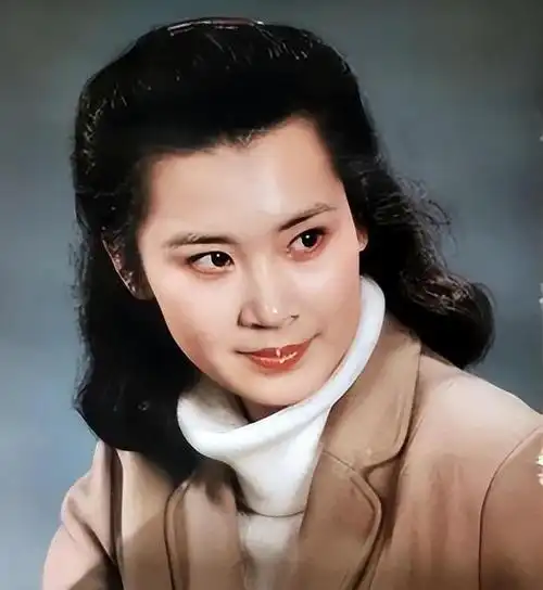 她是国家一级演员,享正军级待遇,离异后至今单身,66岁依然自在|李佳