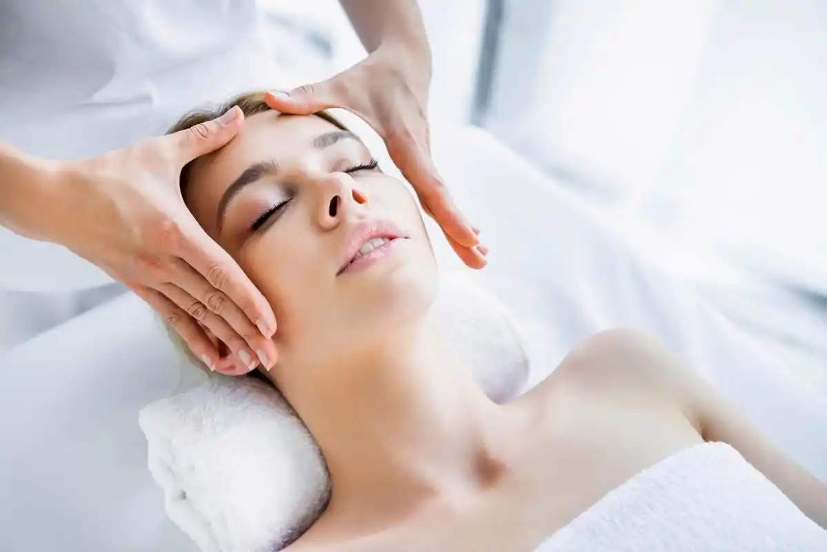 护理放松解压面部清洁脸部男士美容院优雅美女接受拔罐按摩放松解压