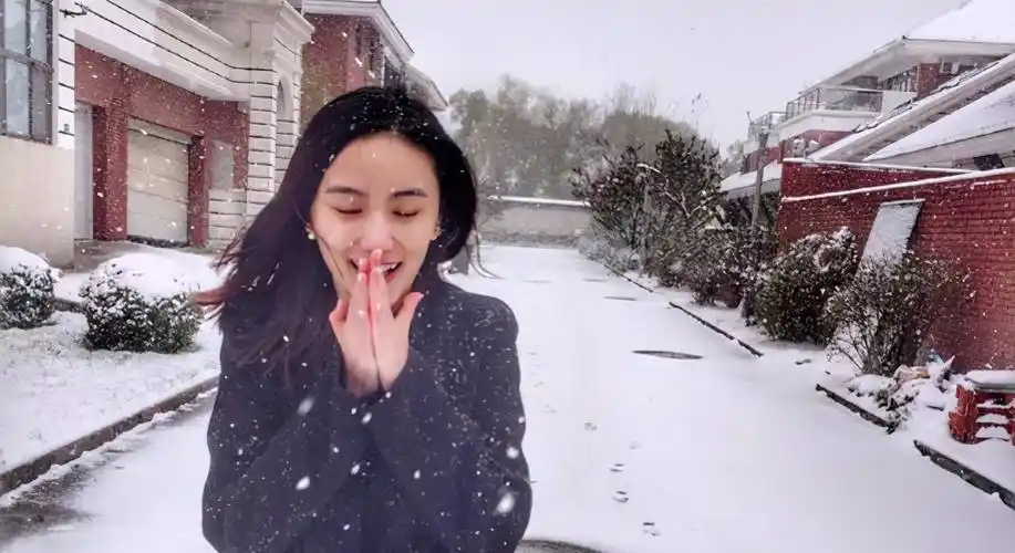 49岁的李亚鹏,向小19岁女友母亲行跪拜礼,难道是好事将近了