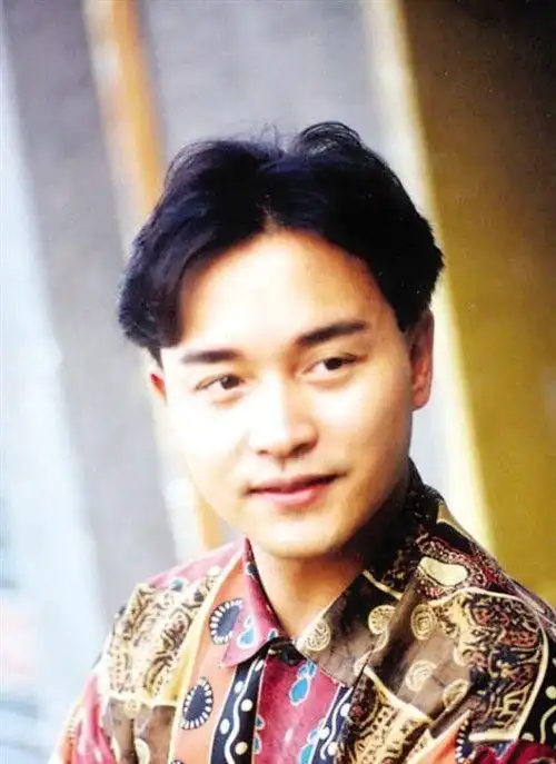 张国荣,1977年参加亚洲歌唱大赛出道,1983年以《风继续吹》在歌坛成名