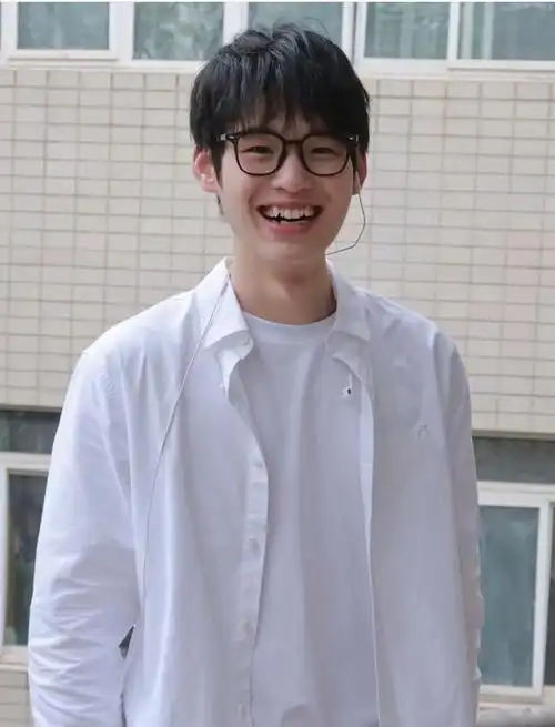 长相酷似男星刘昊然的帅气大学生,一对虎牙笑起来即可爱又显酷!