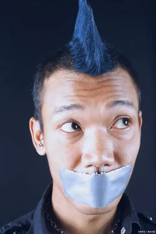 世界最高的莫西干发型 耸立在头顶长1米多