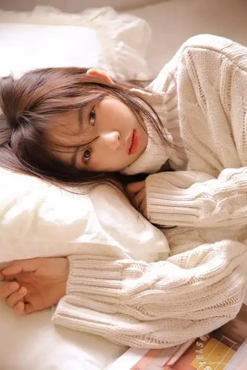 靓丽美女高领毛衣迷人生活照