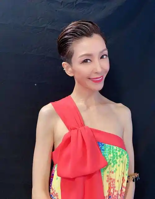 69年伍咏薇超敢穿,一袭单肩彩色连衣裙配短发,骨感身材像超模_魅力