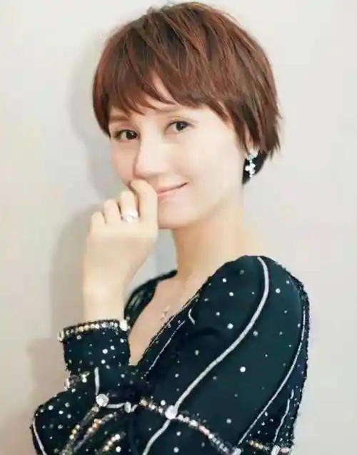 原创50岁女人想甩掉大妈感尽量避开这4种发型显老又没气质