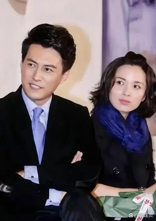 靳东和李佳,这两人坐一起,画面太有爱了.勒东的老婆真是太漂亮了.