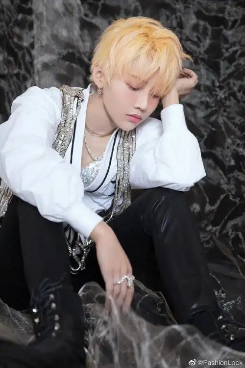 刘雨昕|首场演唱会造型公开78金发藏匿复古气韵987895#刘雨昕