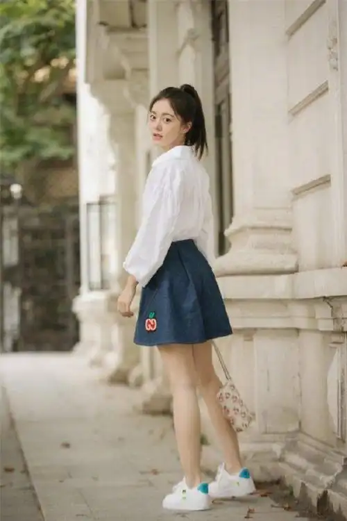 17岁的赵今麦真美随便穿都是青春的味道白衬牛仔裙直接美翻