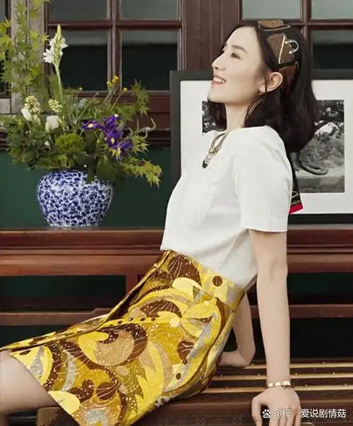 宋佳:靠"吊带"上位,与已婚名导同居,43岁的她活的又酷又飒