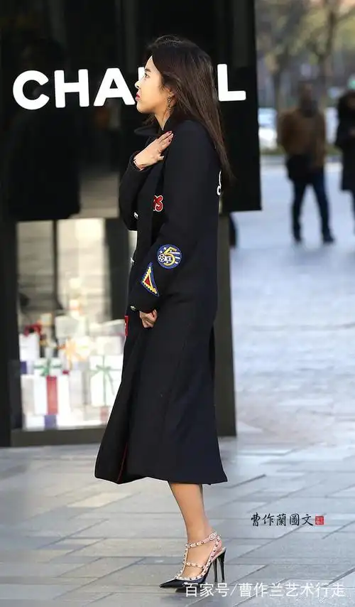 街拍:昨天光脚穿凉鞋的小美女,看她的表情,不冷是假的