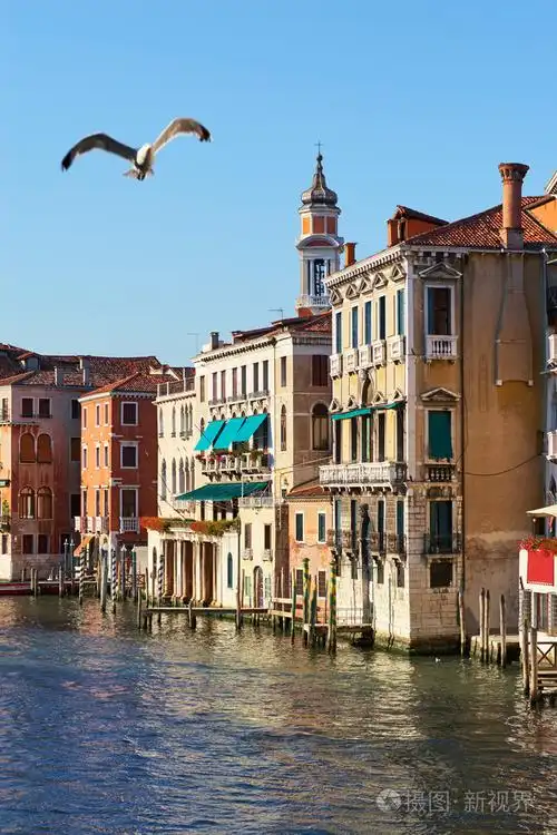 在威尼斯,意大利老中世纪房屋多彩外墙