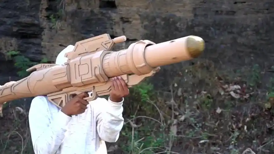 用纸板制作了一个肩扛火箭筒