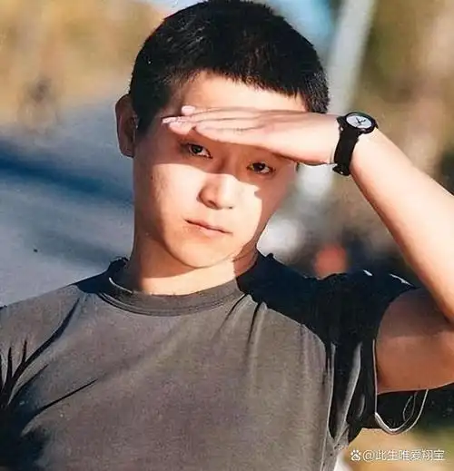 55岁窦唯罕露面发福头发秃顶变化大到无人识在灵隐寺瞎溜达