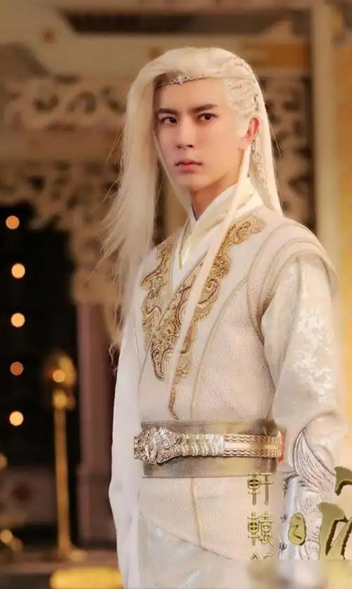 白衣胜雪于朦胧,不愧为四海八荒第一美男,清秀俊逸,超凡脱俗