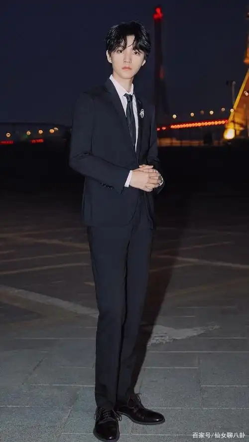 穿黑色西装的王俊凯,这是你喜欢的样子吗?