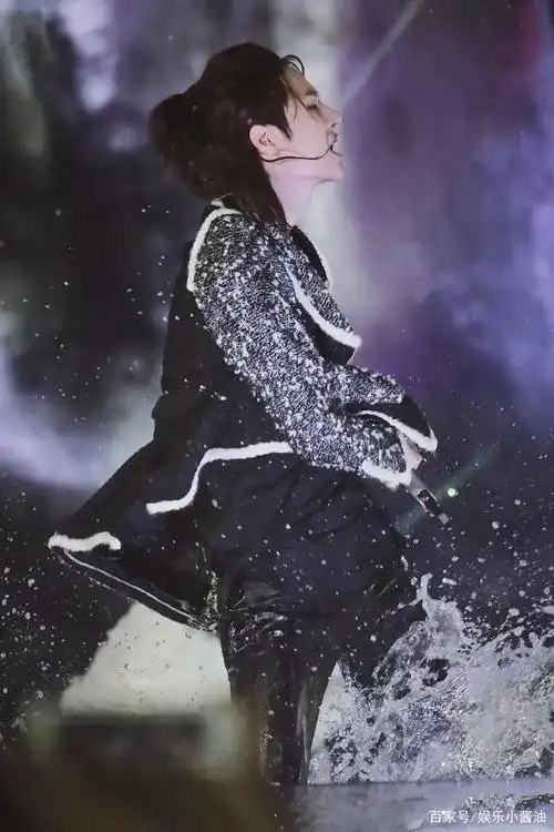 王一博"水中跳舞"美图欣赏,已经不能用"帅"字来形容了!