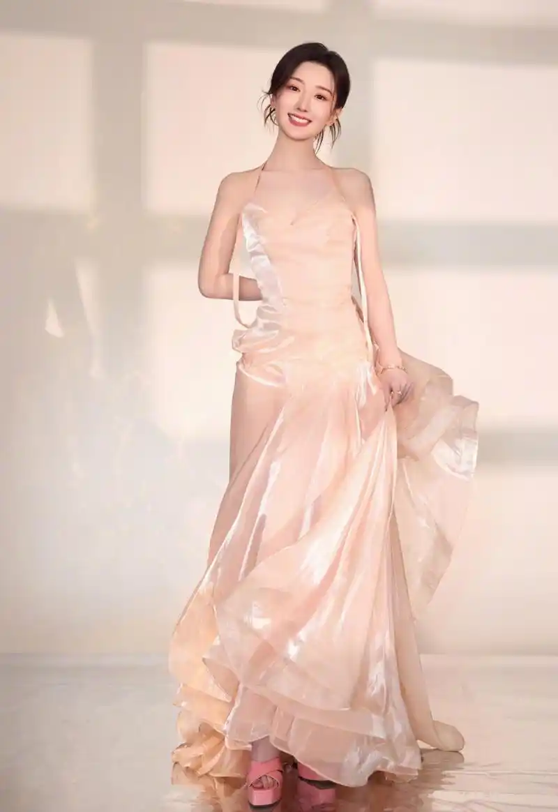 毛晓彤身穿一袭挂脖连衣裙非常的唯美优雅,加上清甜的笑容,简直不要太