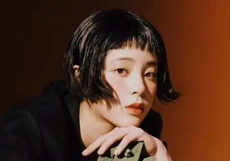 女生高刘海前梳短发发型