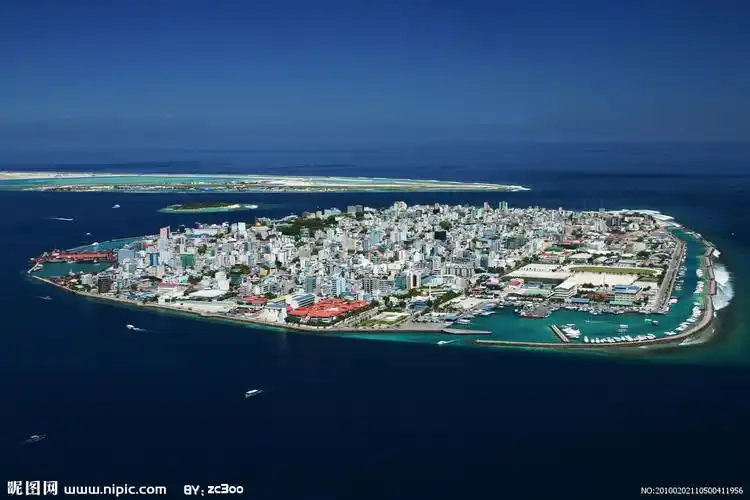 小岛 城市 海面 蓝天 地平线图片